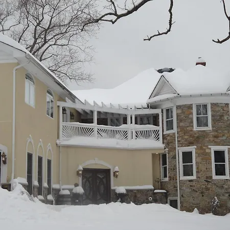Stone Manor Vineyard & Orchard Bed & Breakfast